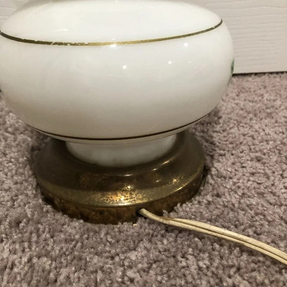 Vintage Milk glass Green leaf Hurricane Parlor Lamp Gone With The Wind style - Picture 8 of 12